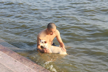 Nắng nóng, người Hà Nội biến hồ Tây thành bãi biển